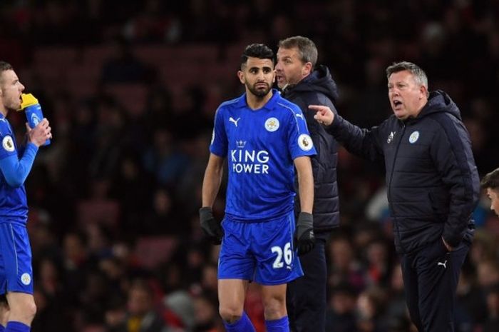 Manajer Leicester City, Craig Shakespeare, memberikan instruksi kepada Riyad Mahrez dalam laga Premier League kontra Arsenal di Stadion Emirates, London, Inggris, pada 26 April 2017.