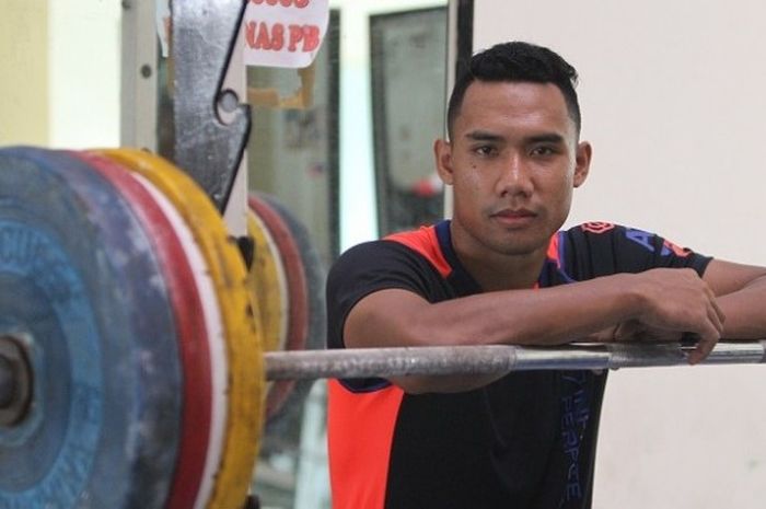 Sprinter nasional, Sudirman Hadi, berpose seusai menjalani latihan kebugaran menjelang Olimpiade Rio 2016 di Stadion Atletik, Rawamangun, Jakarta, Selasa (26/7/2016).