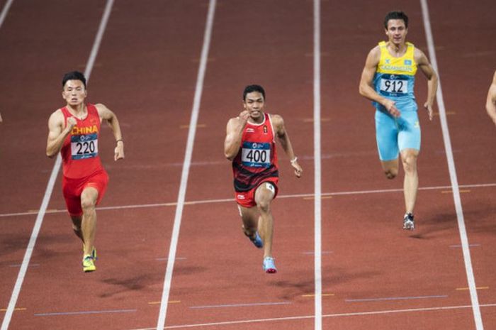 Sprinter Indonesia, Lalu Muhammad Zohri (tengah) berlari memacu langkahnya ke garis finish saat tampil pada kualifikasi nomor lari 100 m putra grup C Asian Games 2018 di Stadion Gelora Bung Karno, Senayan, Jakarta, Sabtu (25/8). 