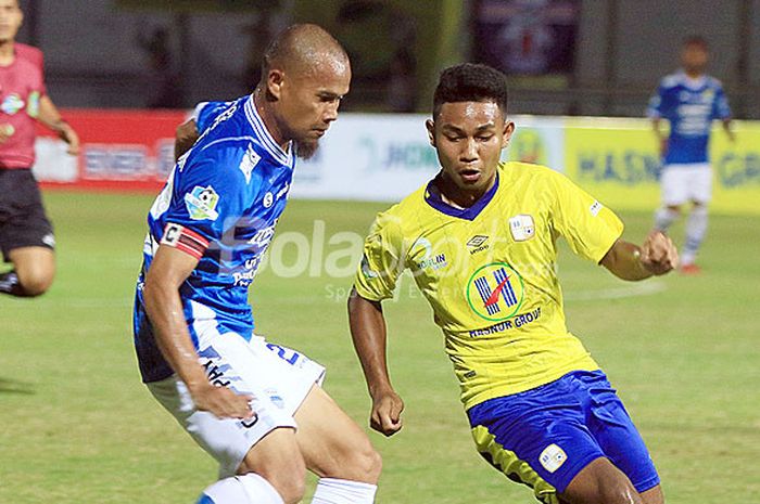  Kapten Persib Bandung, Supardi Nasir (kiri), berebut bola dengan pemain Barito Putera dalam laga pekan ke-17 Liga 1 2018 di Stadion 17 Mei, Banjarmasin, Minggu (22/7/2018).  