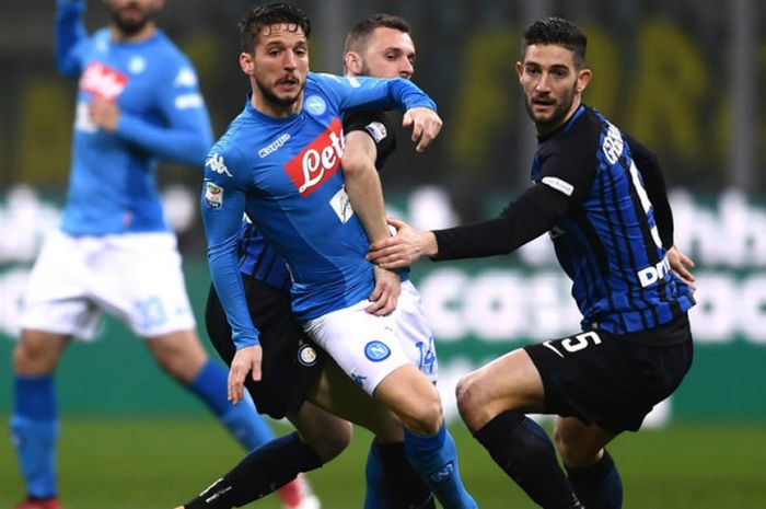 Aksi penyerang Napoli, Dries Mertens (kiri), saat berduel dengan gelandang Inter Milan, Roberto Gagliardini, dalam pertandingan Liga Italia 2017-2018 di Stadion Giuseppe Meazza, Milan, Italia, pada Minggu (11/3/2018).