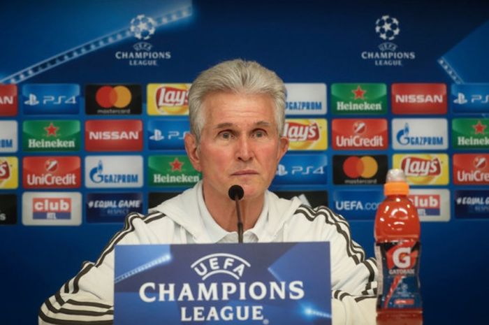 Pelatih Bayern Muenchen, Jupp Heynckes, menghadiri konferensi pers di Brussels, Belgia, pada 21 November 2017.