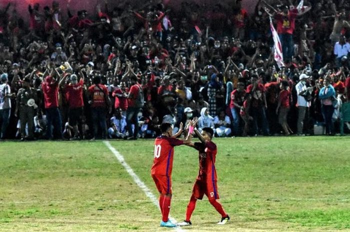 Dua pemain Perse Ende merayakan kemenangan atas PSN Ngada dalam turnamen sepak bola El Tari Memorial Cup (ETMC) 2017 di Stadion Marilonga, Ende, Flores, Nusa Tenggara Timur (NTT), Rabu (9/8/2017