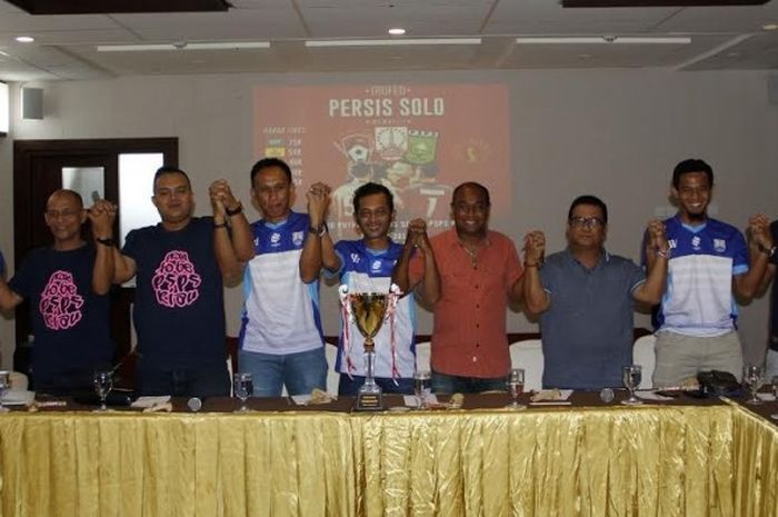 Perwakilan Trofeo Kebangkitan dari tiga klub peserta: Persis Solo, Kalteng Putra, dan PSPS Pekanbaru seusai jumpa pers, Jumat (31/3/2017). 