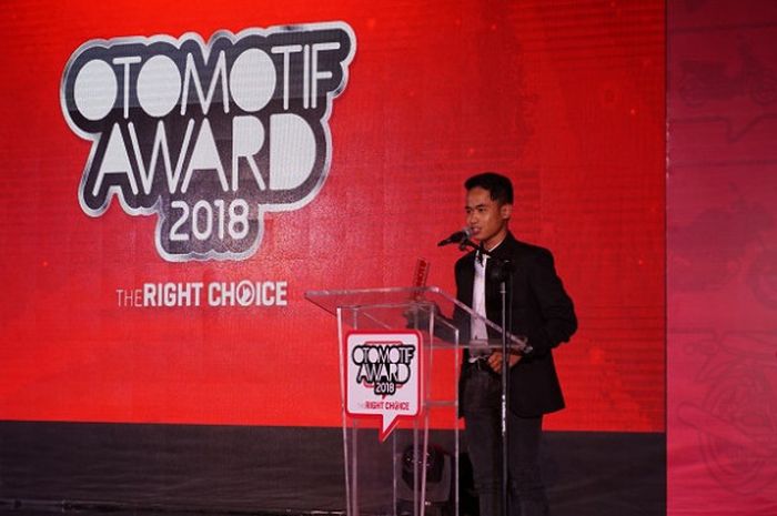 Pebalap Yamaha Racing Indonesia, Galang Hendra Pratama, memberikan sambutan setelah menerima penghargaan The Best Rider in Motorsport dalam ajang Otomotif Award 2018, Kamis (29/3/2018).