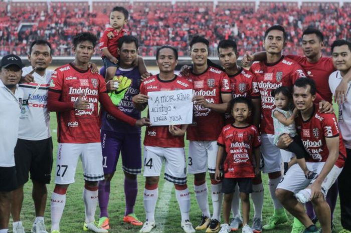 Aksi para pemain Bali United untuk Bayu Yusa