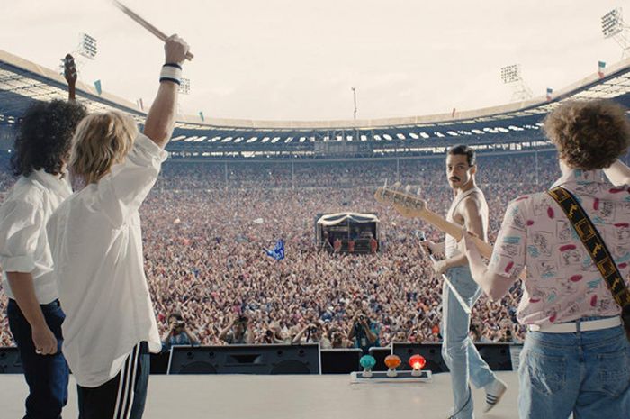 Rami Malek (kedua dari kanan) memerankan Freddie Mercury dalam sebuah adegan di film Bohemian Rhapsody (2018).
