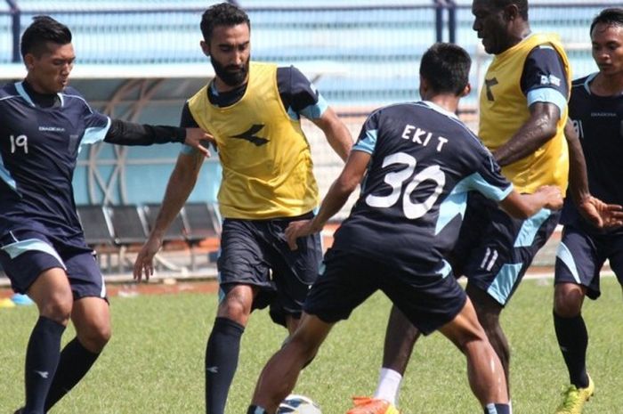 Para pemain Persela berlatih menjelang uji coba lawan Perseru di Stadion Surajaya, Lamongan, pada Kamis (7/4/2016).