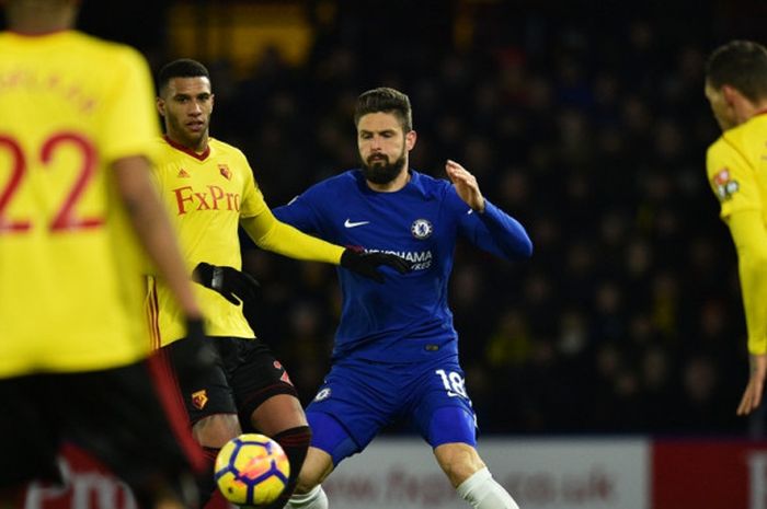 Striker Chelsea, Olivier Giroud (tengah), beraksi dalam laga Liga Inggris kontra Watford di Stadion Vicarage Road, Watford, pada 5 Februari 2018.