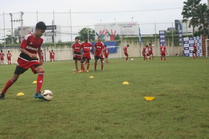 Salah satu peserta Allianz Junior Football Camp Asia 2016 melahap sesi latihan teknik menggiring bola yang diinstruksikan pelatih tim junior Bayern Muenchen di Canggu Club, Badung, 21 Juli 2016.