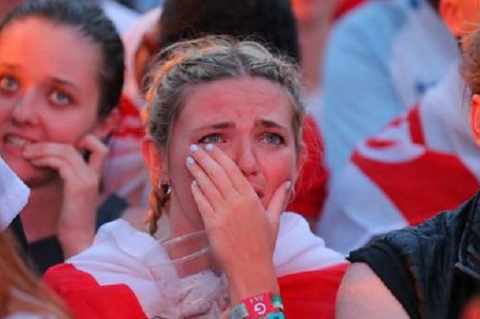 Penggemar Inggris menangis usai timnya dikalahkan Kroasia 1-2, pada semifinal Piala Dunia 2018, di Luzhniki Stadium, Kamis (12/7/2018).