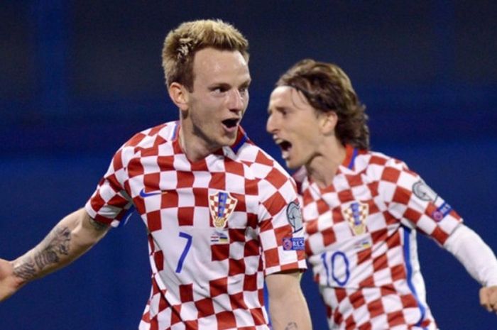 Gelandang Kroasia, Ivan Rakitic (kiri) dan Luka Modric, merayakan gol ke gawang Ukraina dalam laga Kualifikasi Piala Dunia 2018 Zona Eropa di Zagreb, Kroasia, pada 24 Maret 2017.