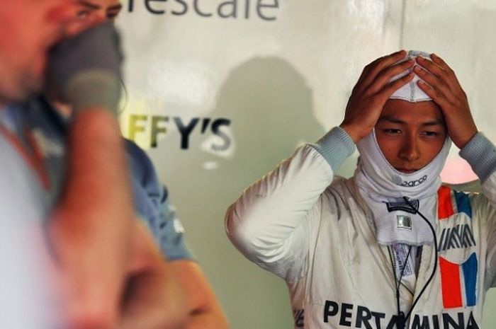 Pebalap Manor Racing asal Indonesia, Rio Haryanto, sedang bersiap di pit lane sebelum mengikuti sesi kualifikasi GP Monaco di Sirkuit Jalan Raya Monaco, Sabtu (28/5/2016).