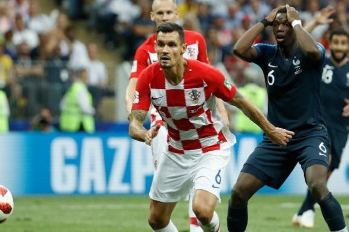 Pemain andalan Prancis, Paul Pogba (kanan), memperlihatkan ekspresi kecewa saat gagal mengejar bola yang bisa diamankan bek timnas Kroasia, Dejan Lovren, pada final Piala Dunia 2018, di Stadion Luzhniki, Moskow, pada Minggu (15/07/2018).