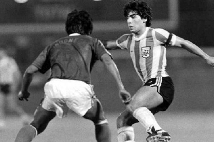 Bek Timnas U-20 Indonesia Eddy Sudarnoto bersaing dengan striker Timnas U-20 Argentina Diego Maradona dalam penyisihan Grup B Piala Dunia U-20 1979 di Omiya, Jepang, 26 Agustus 1979.