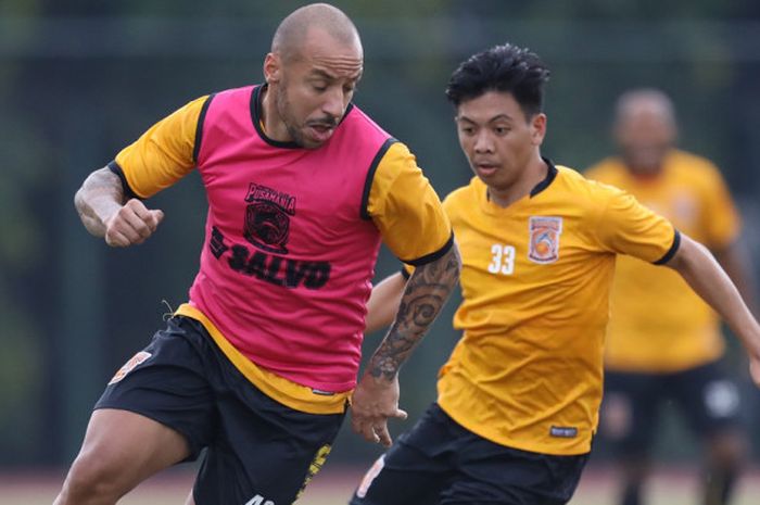 Eks pemain multiposisi Real Madrid dan West Ham United, Julien Faubert (kiri), telah bergabung dalam pemusatan latihan Borneo FC di Stadion Universitas Negeri Yogyakarta, Rabu (10/1/2018).