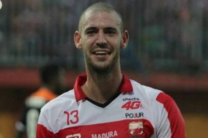 Gelandang Madura United, Dane Milovanovic mencetak tiga gol ke gawang Perseru di Stadion Gelora Ratu Pamelingan, Pamekasan, Sabtu (10/12/2016) sore.