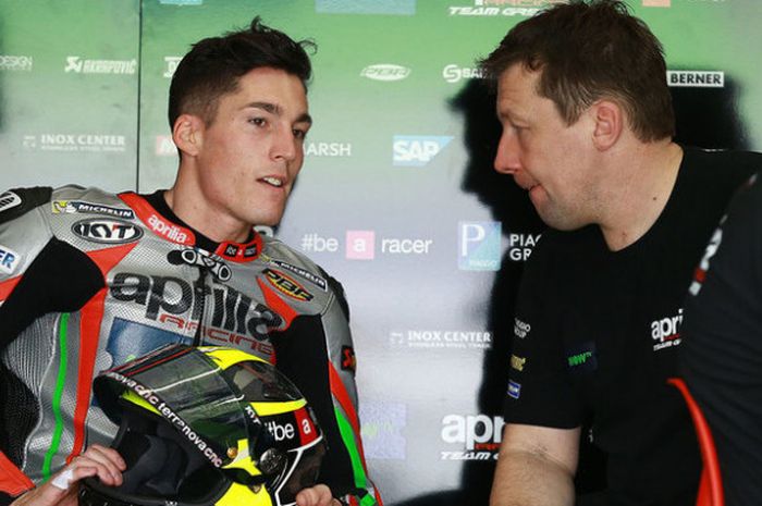 Aleix Espargaro (kiri) saat berbicara dengan Marcus Eschenbacher.