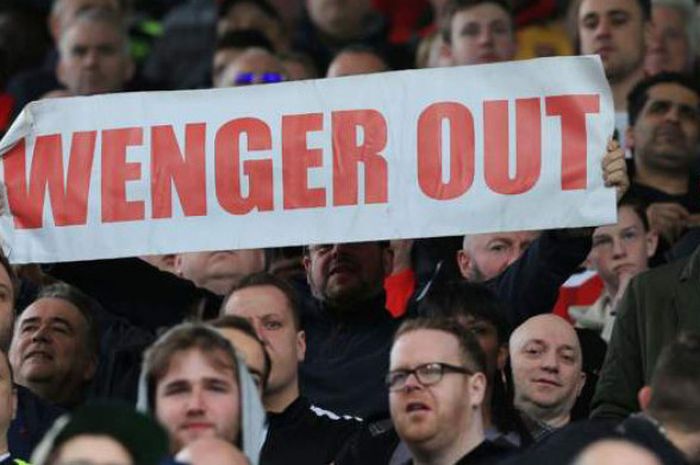 Fans Arsenal membentangkan banner Wenger out.