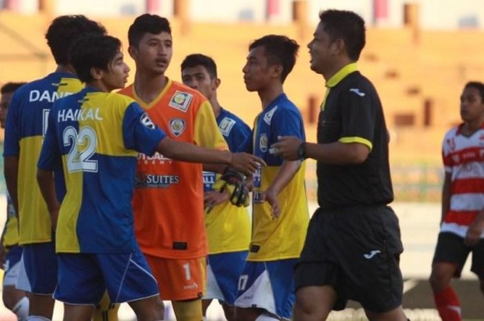 Para pemanin Arema Cronus U-21 saat dijamu Madura United pada lanjutan Indonesia Soccer Champioship (ISC) U-21 di Stadion Gelora Bangkalan pada Sabtu (28/08/2016).  