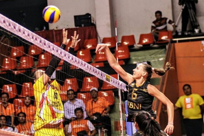 Pebola voli putri Jakarta Elektrik PLN, Amasya Manganang (jersey kuning) mengadang bola dari Jakarta BNI Taplus pada pada putaran kedua seri pertama Proliga 2018 yang berlangsung di GOR Purna Krida, Denpasar, Bali, Sabtu (3/3/2018).