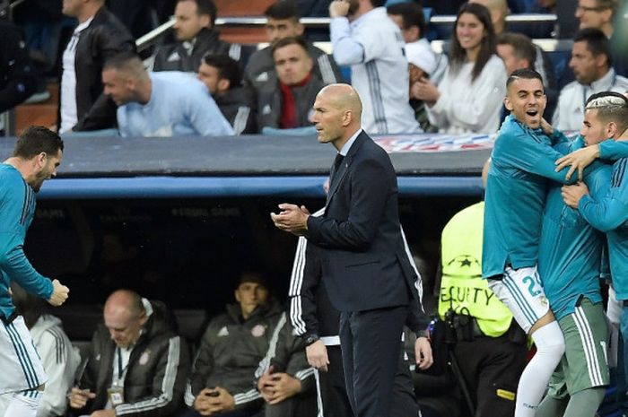   Pelatih Real Madrid, Zinedine Zidane (tengah), merayakan gol yang dicetak timnya dalam laga leg kedua semifinal Liga Champions kontra Bayern Muenchen di Stadion Santiago Bernabeu, Madrid, Spanyol pada 1 Mei 2018.  