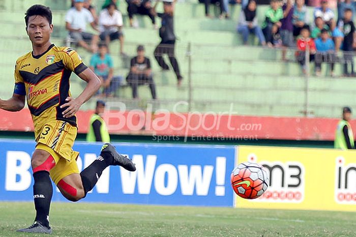 Aksi bek Mitra Kukar, Dedi Gusmawan, saat tampil melawan Bhayangkara FC dalam laga pekan ke-27 Torabika Soccer Championship di Stadion Gelora Delta Sidoarjo, Jawa Timur, (06/11/2016).