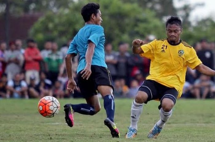 Bek 757 Kepri Jaya FC, Supriyono Salimin (kanan) saat mencoba menghadang pemain Arema FC pada uji coba di lapangan Arhanudse, Kabupaten Malang, Selasa (28/3/2017) sore. 