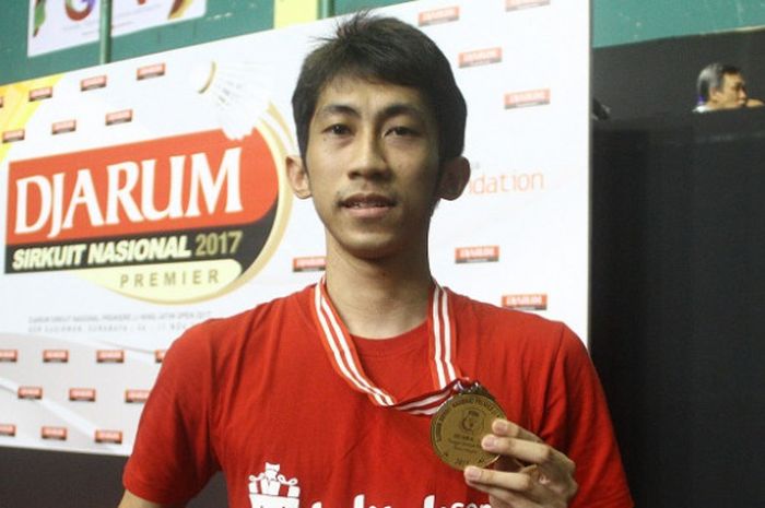 Pebulu tangkis tunggal putra Wisnu Yuli, berpose dengan medali emas yang didapat sebagai juara pada Djarum Sirnas Premier di GOR Sudirman, Surabaya, Sabtu (11/11/2017).