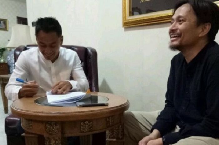 Samsul Arif (berbaju putih) menandatangani kontrak dengan Barito Putera