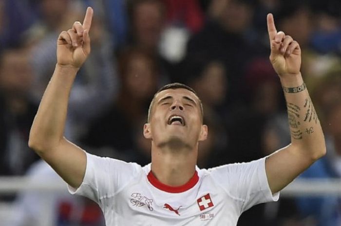 Gelandang Swiss, Granit Xhaka, merayakan golnya ke gawang Serbia pada pertandingan Grup E Piala Dunia 2018 di Kaliningrad, 22 Juni 2018. 