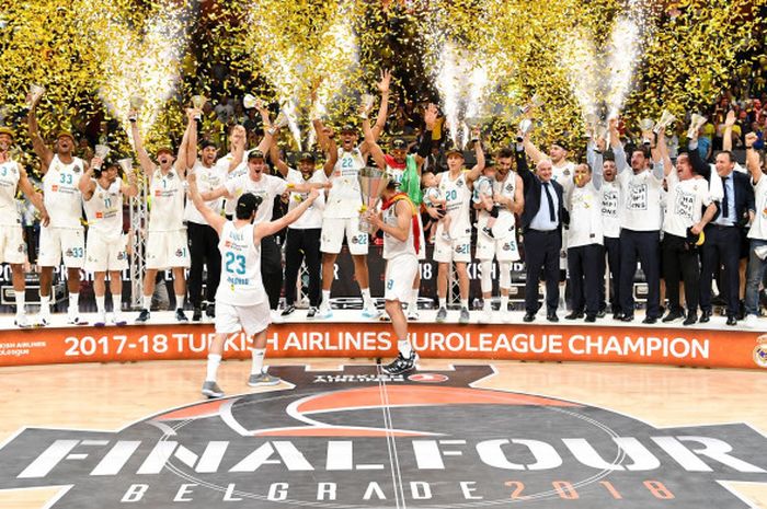 Klub bola basket, Real Madrid, merayakan kemenangan 85-80 atas Fenerbahce di laga pamungkas Final Four Euroleague di The Stark Arena, Belgrade, 20 Mei 2018.