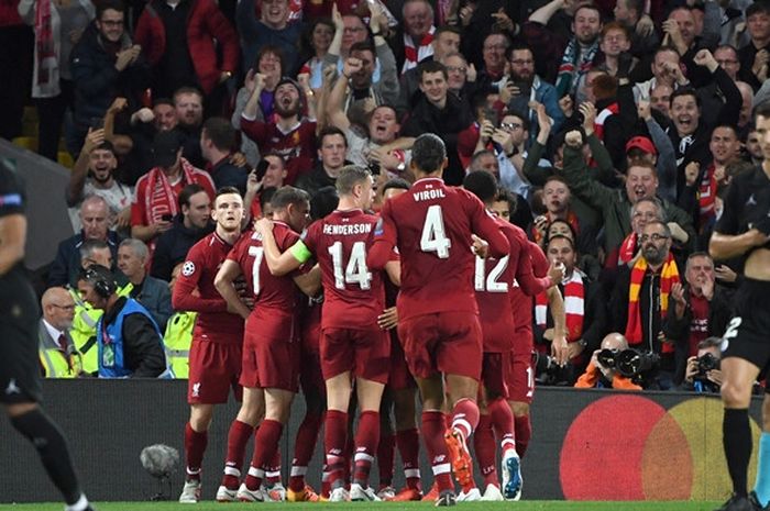 Para pemain Liverpool FC merayakan gol yang dicetak Daniel Sturridge dalam laga Grup C Liga Champions kontra Paris Saint-Germain di Stadion Anfield, Liverpool, Inggris pada 18 September 2018.