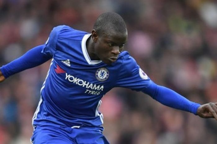Gelandang Chelsea, N'Golo Kante, beraksi dalam laga melawan Stoke City di Stadion Britannia pada 18 Maret 2017.