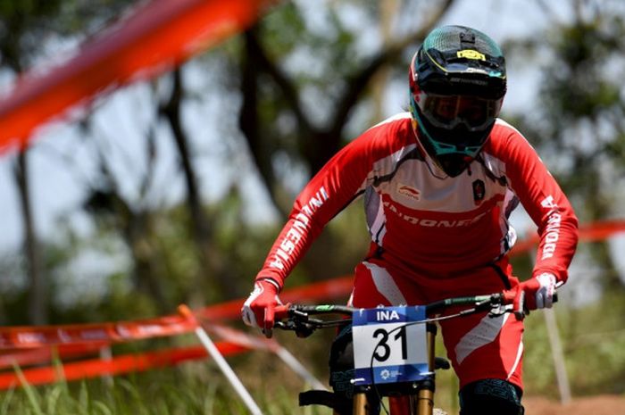 Atlet balap sepeda Indonesia Tiara Andini Prastika tampil di Seeding Run nomor Women Elite Downhill Asian Games 2018.