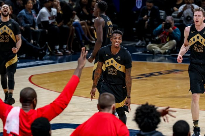 Pemain Toronto Raptors sedang merayakan keberhasilannya menembus babak kedua, Minggu (27/4/2018).