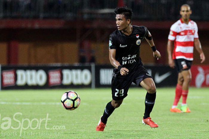 Pemain Persija, Sandi Sute (kiri), pada pertandingan Liga 1 pekan 21 antara Madura United melawan Persija Jakarta yang berakhir dengan skor 1-1 di Stadion Gelora Ratu Pamellingan Pamekasan, Jawa Timur (21/08/2017).