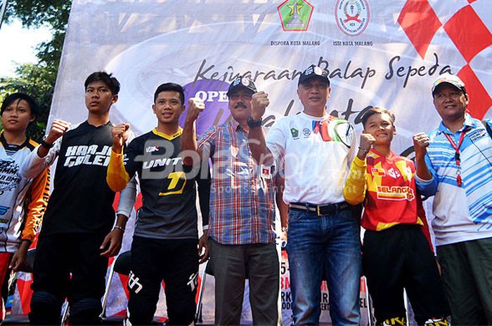 Pembukaan ajang Balap Sepeda Open Wali Kota Malang Cup 2018 di Arena Velodrome, Malang, Kamis (5/4/2018).