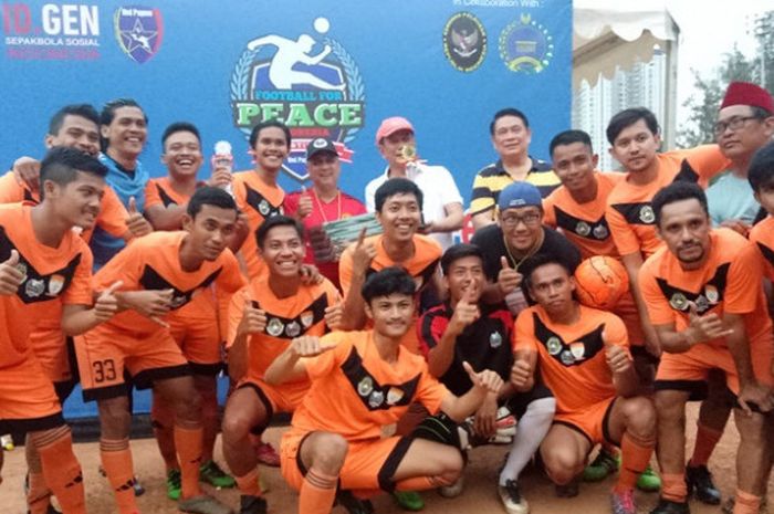 Tim Pondok Pesantren Fatahillah keluar sebagai juara dalan kompetisi Football for Peace di Soemantri Brodjonegoro, Jakarta, Sabtu (22/9/2018).