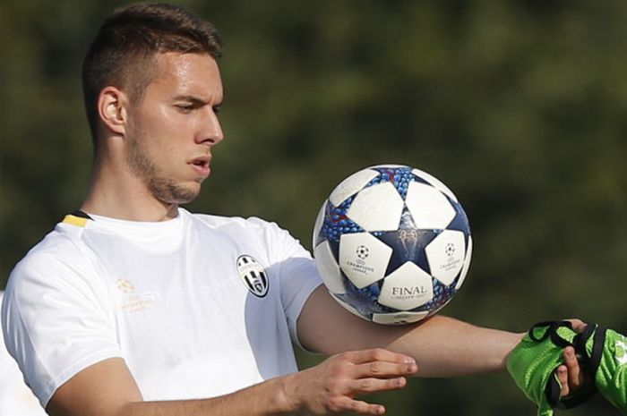 Gelandang sayap Juventus, Marko Pjaca, saat mengikuti sesi latihan tim jelang pertandingan Liga Champions 2016-2017 menghadapi FC Porto di Juventus Training Center, Vinovo, Turin, pada 13 Maret 2017.