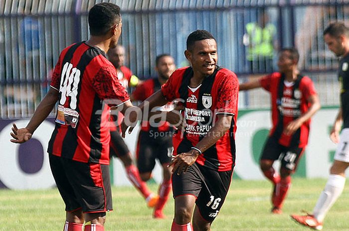 Penyerang muda Persipura, Gosner PP Lombok (16) melakukan selebrasi seusai mencetak gol ke gawang Barito Putera pada laga Jakajaya Friendly Game 2018, Rabu (14/3/2018).