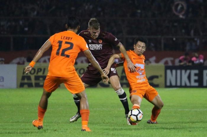 Pemain PSM Makassar, Willem Jan Pluim berduel dengan dua pemaon Borneo FC pada laga pekan kesembilan Liga 1 2018 di Stadion Andi Matalatta, Santu (19/5/2018).