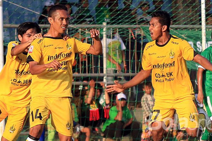 Pemain Celebest FC, M. Imam Bayhaqi (14), merayakan gol bersama rekan setimnya saat melawan Persekap Kota Pasuruan dalam laga lanjutan Liga 2 di Stadion Untung Suropati Pasuruan, Jawa Timur, Minggu (27/08/2017) sore.