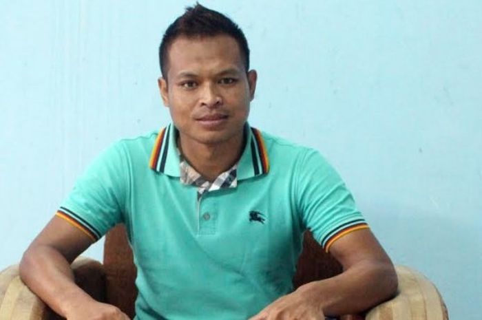 Eks striker Persib, Dicky Firasat seusai menandatangani kontrak kerja sama sebagai pelatih Akademi Arema di Kantor Arema FC, Jalan Kertanegara, Malang pada Selasa (28/2/2017).  