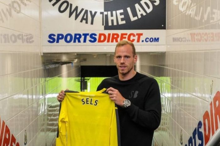 Kiper baru Newcastle United, Matz Sels, berpose sambil memegang seragam klub di lorong Stadion St James' Park, Newcastle-uppon-Tyne, Inggris, Rabu (28/6/2016).