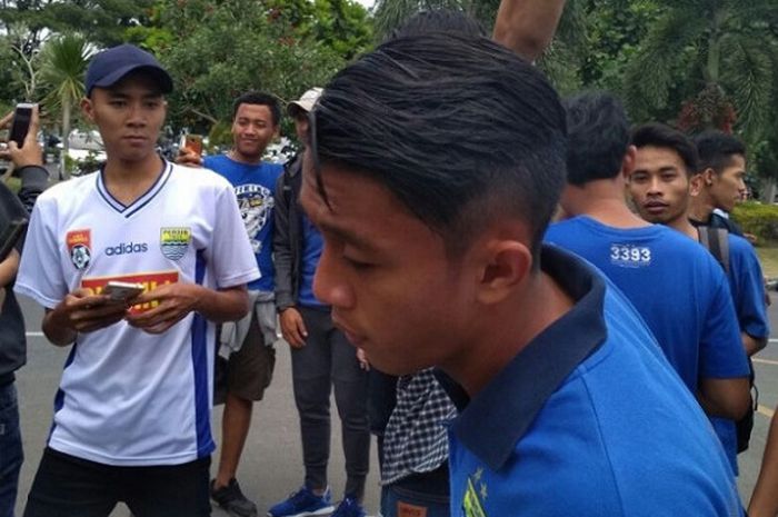 Pemain Persib Bandung, Febri Hariyadi, saat  baru mendarat di Bandara Adi Soemarmo, Solo, Kamis (2/11/2017).