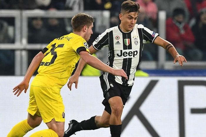 Aksi striker Juventus, Paulo Dybala (kanan), saat mencoba melewati adangan pemain Dinamo Zagreb, Bojan Knezevic dalam pertandingan Grup H Liga Champions di Juventus Stadium, Turin, Italia, pada 7 Desember 2016.