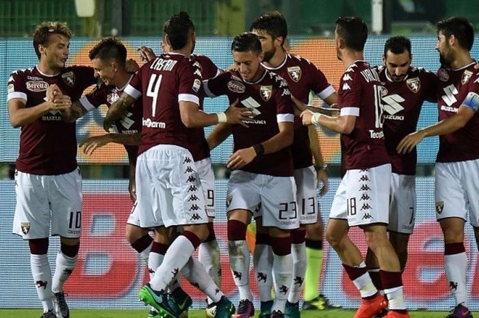 Para pemain Torino merayakan gol mereka ke gawang Palermo dalam laga Serie A di Stadion Renzo Barbera, 17 Oktober 2016.