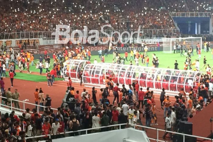   Suasana usai perayaan gelar juara Persija Jakarta di Piala Presiden 2018 di  Stadion Utama Gelora Bung Karno, Jakarta, Sabtu (17/2/2018).   