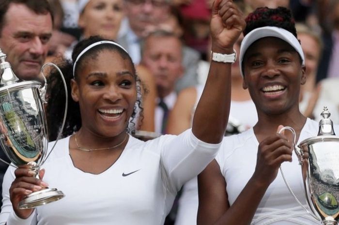 Pasangan ganda putri Amerika Serikat, Serena Williams (kiri) dan Venus Williams (kanan).